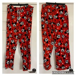 Disney Mickey & Minnie Mouse pajamas pants are a size XL.